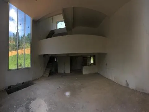 Imagem VENDA DE SOBRADO EM CONSTRUÇÃO NO CONDOMÍNIO JARIDM IMPERIAL HILLS III, EM ARUJÁ/SP, 500m² com 4 suítes, piscina, churrasqueira e 6 vagas CONSULTE-NOS