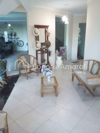 Imagem **Exclusiva Casa com 6 Quartos e Área de Lazer Completa em Condomínio de Alto Padrão**