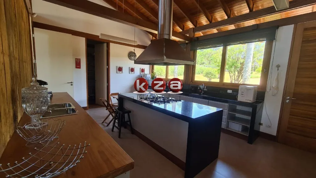 Imagem Imponente mansão de luxo no Condomínio Quinta do Lago em Avaré-SP: 6 quartos, 6 suítes, 4 salas, 8 banheiros, 10 vagas de garagem, 1.096m² de área.