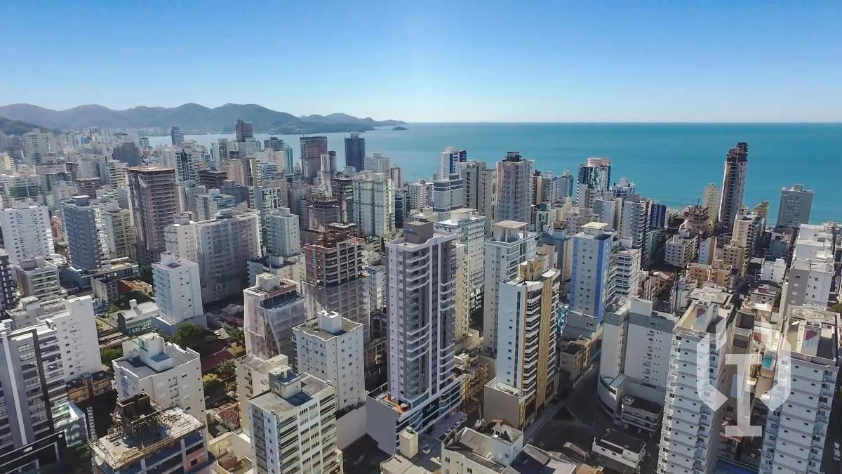 Imagem Apartamento com 3 suítes e 2 vagas de garagem em Meia Praia