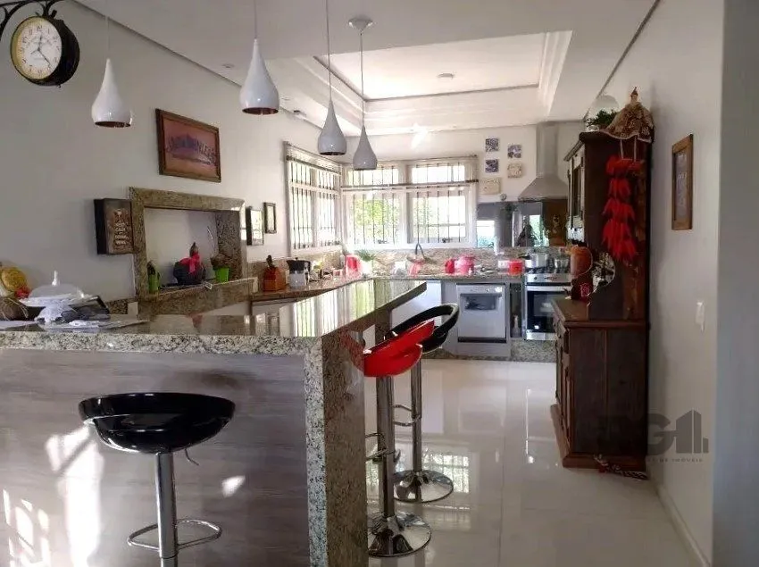 Imagem Casa de 307m² - 3 dormitórios, piscina, 4 vagas no bairro Espírito Santo