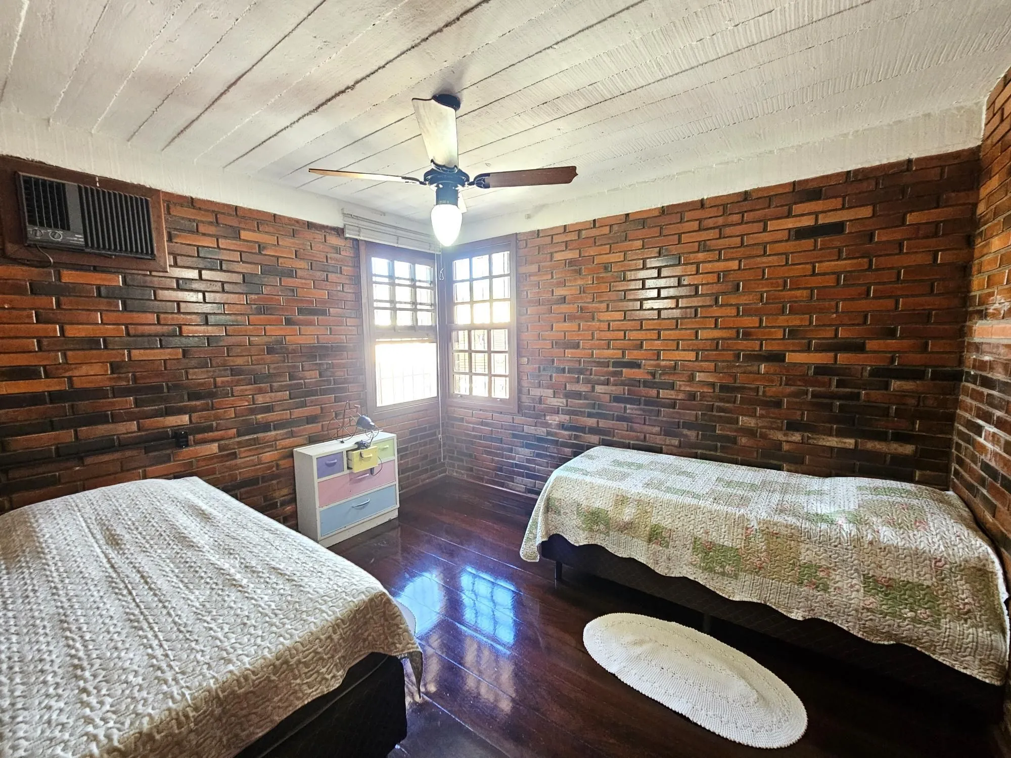 Imagem LINDA CASA NO BAIRRO GUARUJÁ - TERRENO COM 22 METROS DE FRENTE