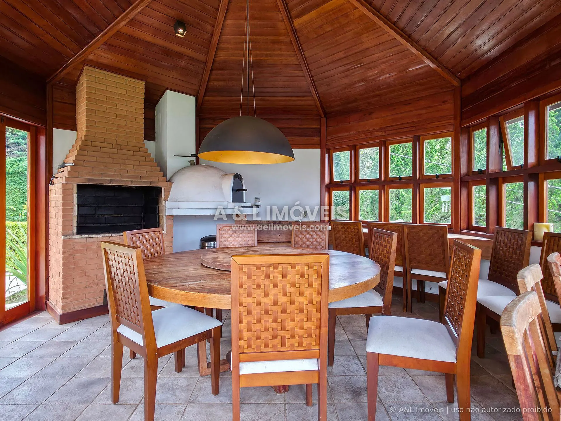 Imagem Casa com lareira, calefação e jardim no Alto do Capivari