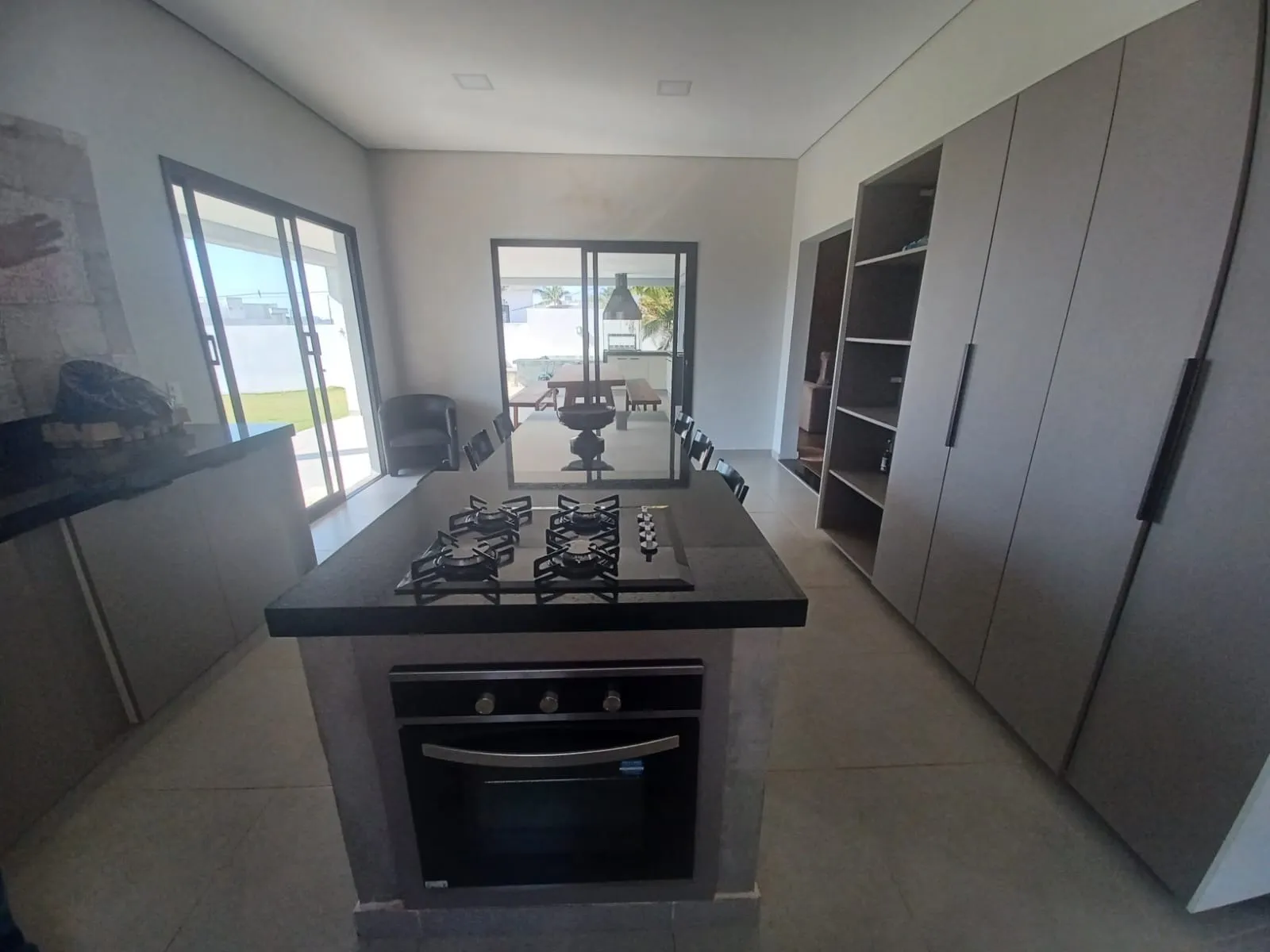 Imagem Casa de 350,00m² Construído Localizada no Condomínio Residencial Village Ipanema I!