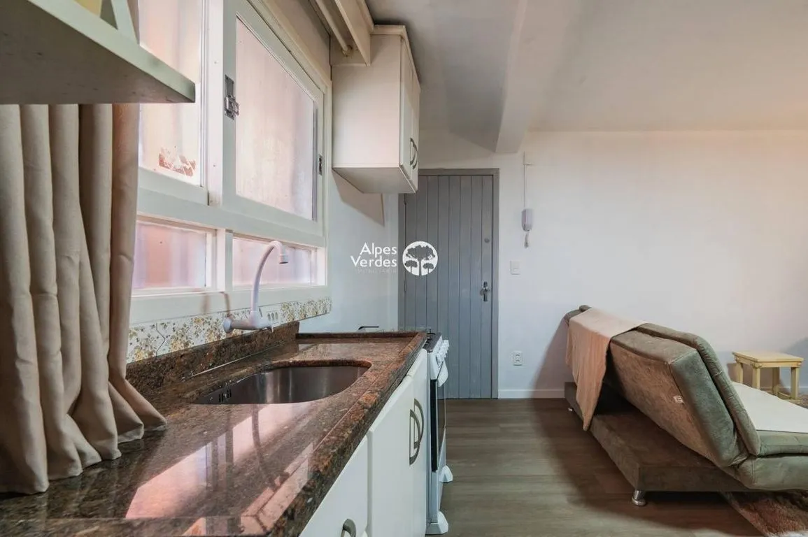Imagem VENDE-SE APARTAMENTO MOBILIADO COM 01 QUARTO, NO CENTRO DA CIDADE DE CANELA.