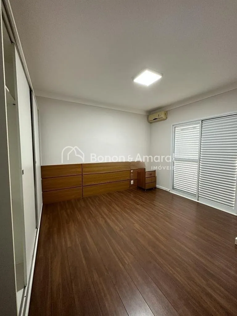 Imagem Casa em condomínio com 367 m² e 4 quartos