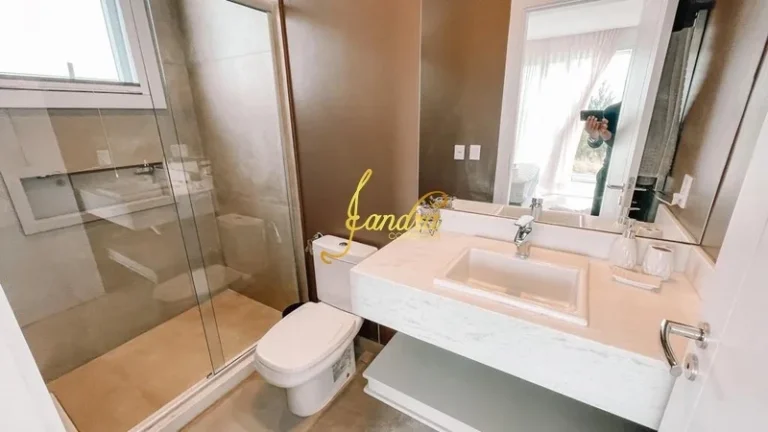 Imagem Casa térrea com 3 suítes e beira de lago com piscina