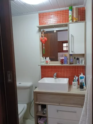Imagem Espaçosa casa em Garopaba-SC: 3 dormitórios, suíte, jardim e documentação completa.