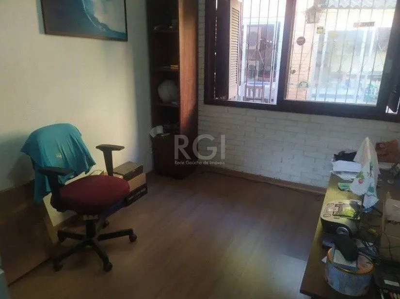 Imagem Casa com 03 dormitórios, churrasqueira, pátio com piscina e 5 vagas de garagem no bairro Menino Deus