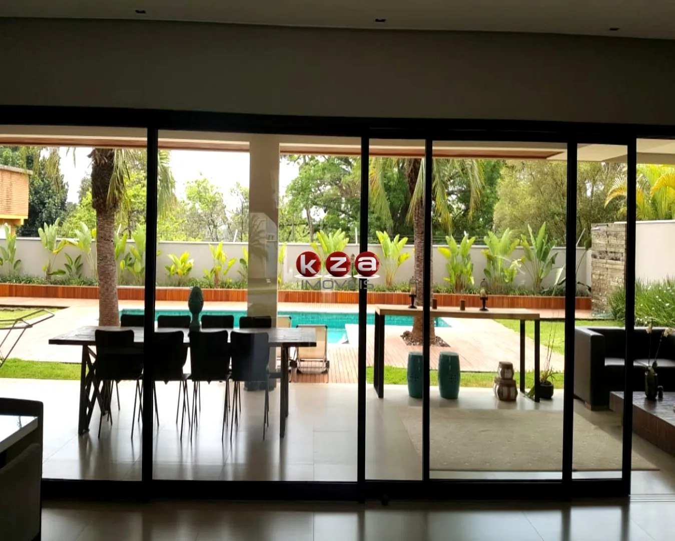 Imagem Luxuosa casa de alto padrão no Condomínio Portal do Lago em Valinhos-SP: 3 suítes, 3 salas, 5 banheiros, 4 vagas de garagem, 454m².