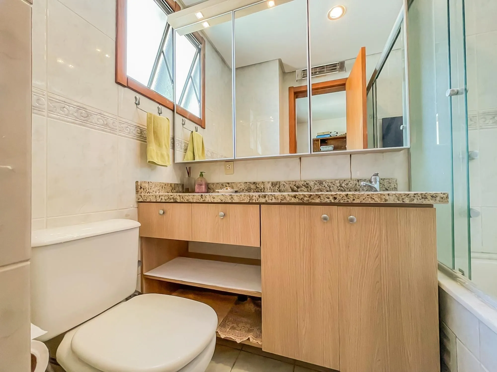 Imagem Lindo apartamento 03 dormitórios, duas vagas Coração Menino Deus