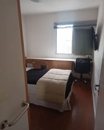 Imagem Apartamento com living para 02 ambientes, piso de tacos, dormitórios com armários, closet, banheir...