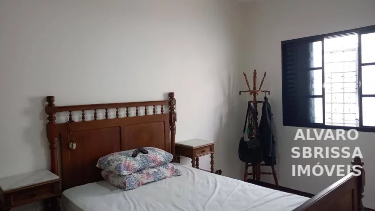 Imagem Casa Espaçosa com 3 Quartos, Suíte, Churrasqueira e Garagem para 4 Carros – Conforto e Praticidade para Sua Família!