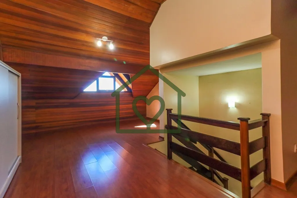 Imagem Excelente Casa/Sobrado de 155m² privativos; logo na entrada 3 vagas de garagem, sendo duas cobertas...
