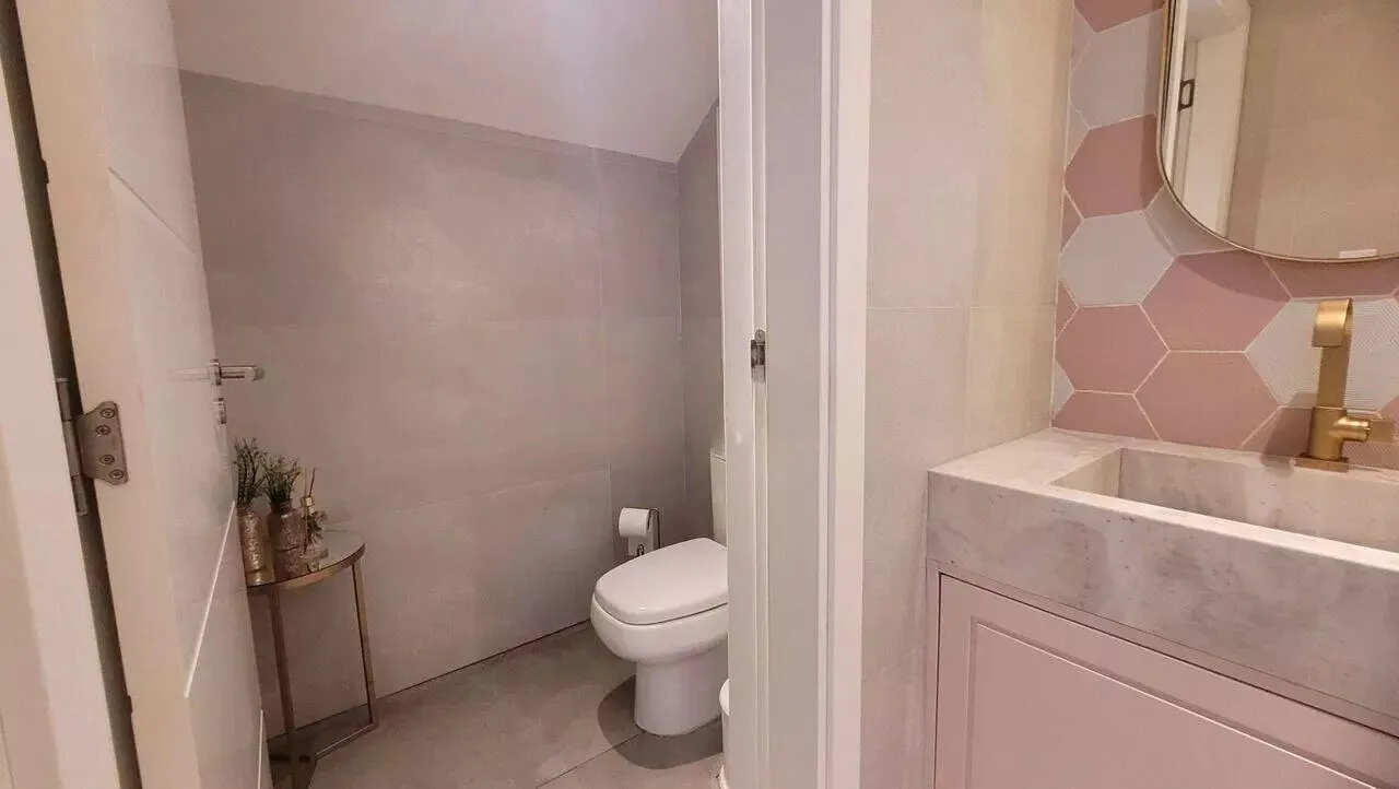 Imagem Casa em condomínio com 3 dormitórios, suíte e 2 vagas.