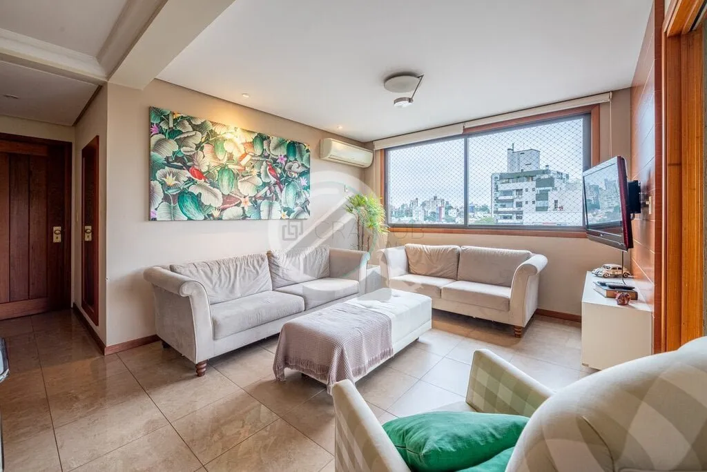 Imagem MUITO SOL E LINDA VISTA! Este amplo apartamento destaca-se por um espaçoso living que abraça três...
