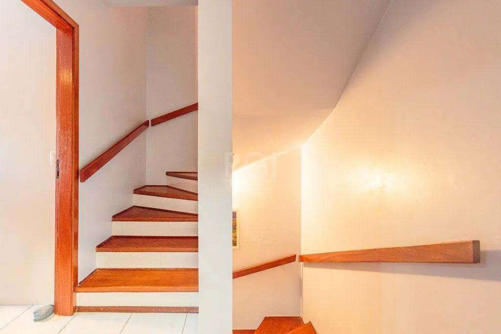 Imagem Casa 160m² - 3 dormitórios, 1 suíte, churrasqueira, terraço e 2 vagas de garagem no Guarujá