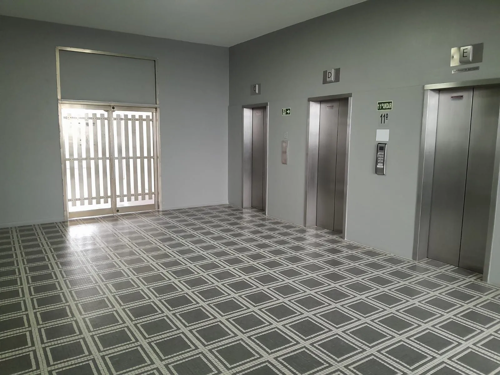 Imagem Salas com meio andar,para empresas ou órgãos públicos com 262,41m2 ,Centro
