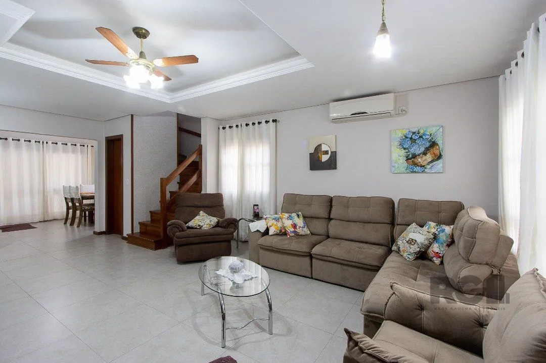 Imagem Casa para Venda com 3 dormitórios, sendo 1 suítes e 2 vagas no bairro Hípica