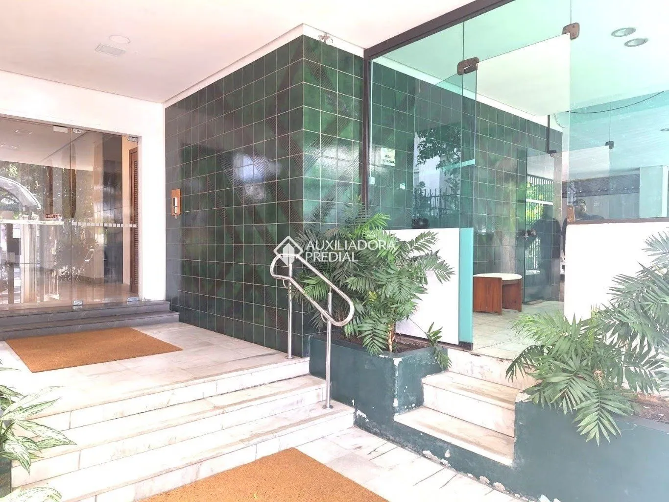 Imagem Apartamento com 2 quartos e 77m² à venda em Rio Branco, Porto Alegre.