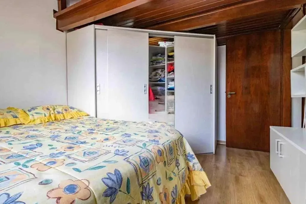 Imagem Casa com 4 dormitórios, suíte, piscina e 4 vagas.