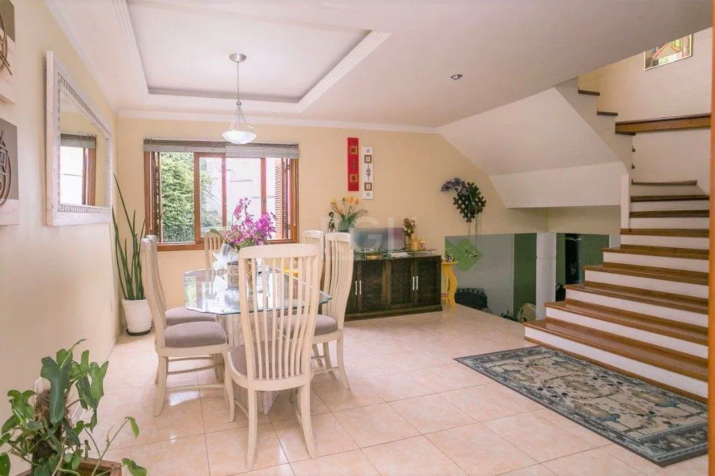 Imagem Casa para Venda - 279m², 3 dormitórios, sendo 1 suites, 4 vagas - Teresópolis