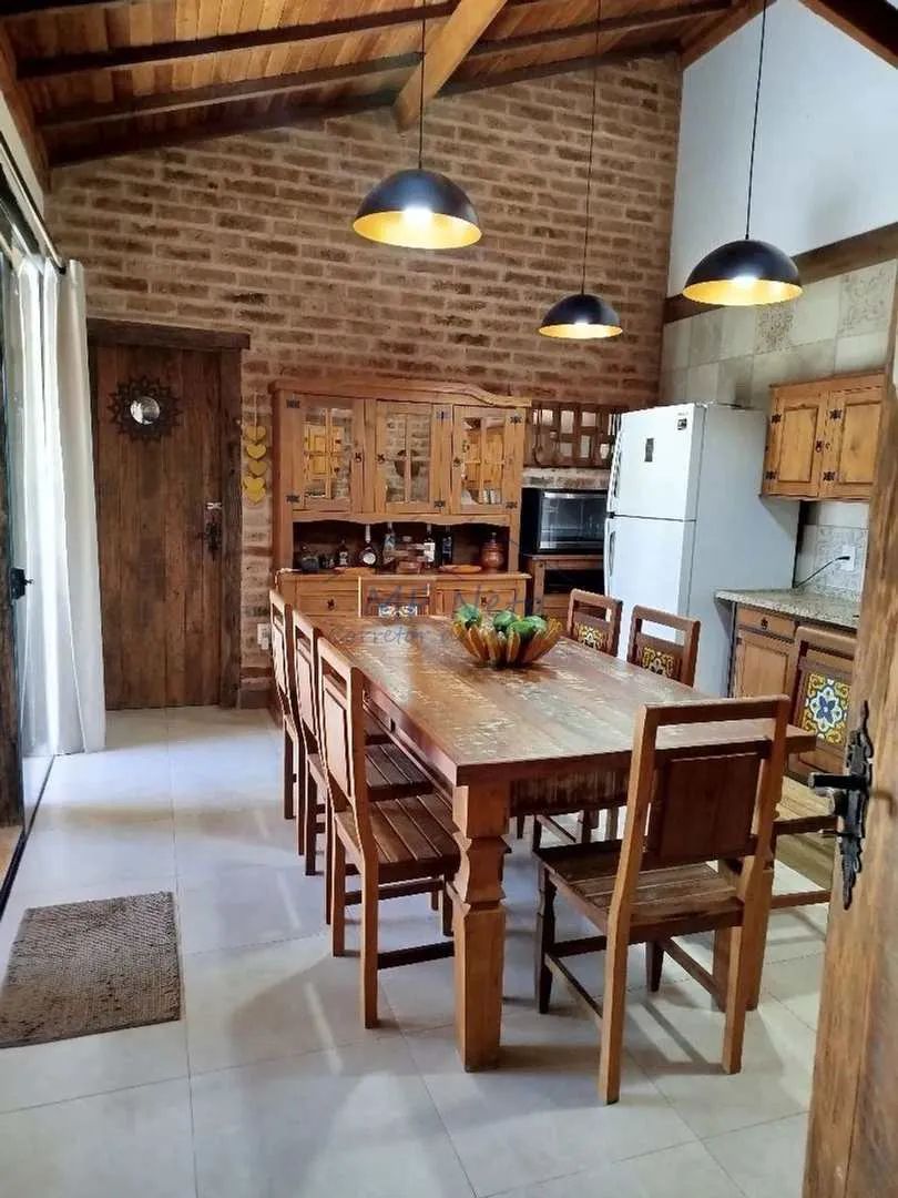 Imagem Casa em condomínio de chácaras à 300 m do centro

Área total 671 m2- área construída 240 M2

C...
