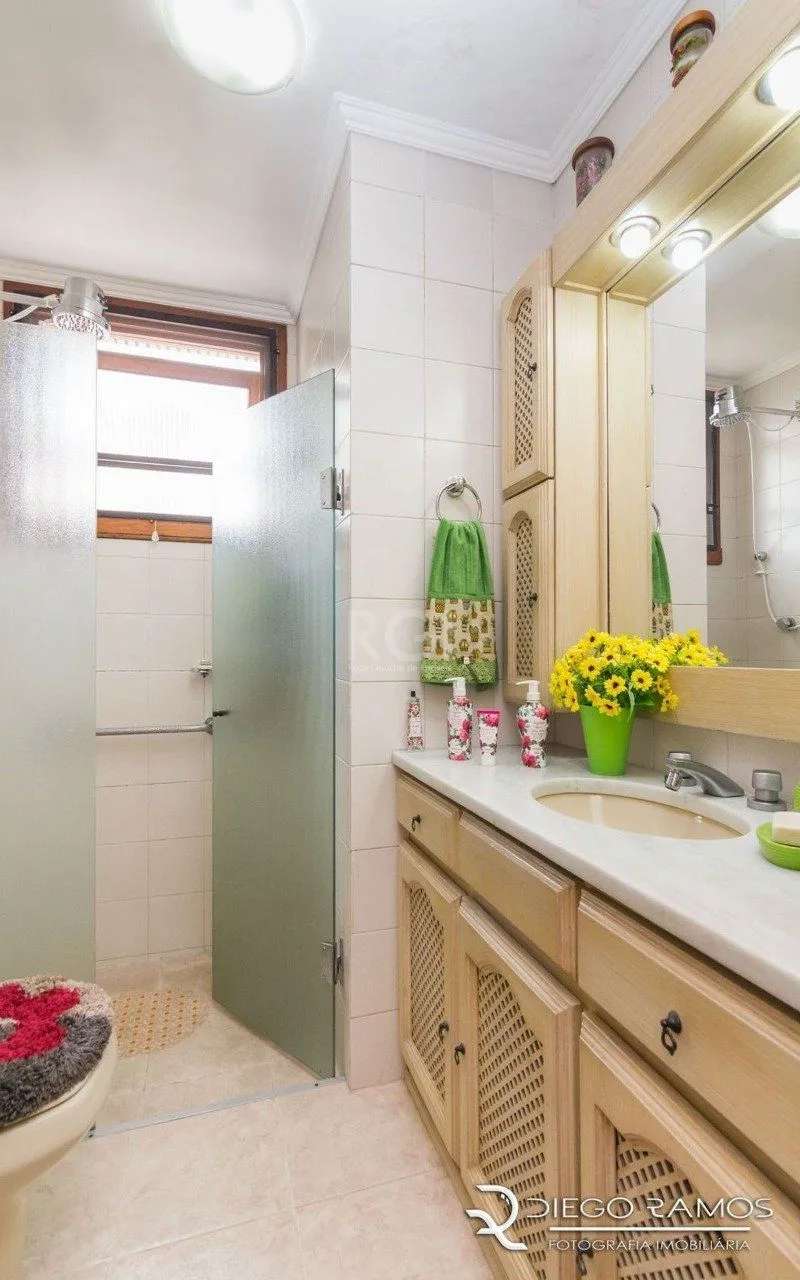 Imagem Apartamento de 2 dormitórios ,80 M² com possibilidade de transformação em 3 dormitórios. Living: Para dois ambientes e estar íntimo. Copa-Cozinha: Funcional e bem equipada. Ampla Área de Serviç