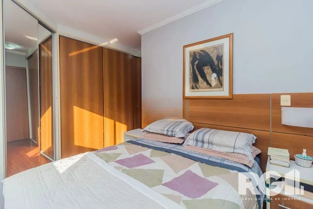 Imagem Apartamento com 94m², 3 quartos, 1 suíte, 2 vagas, no bairro Cristo Redentor em Porto Alegre..