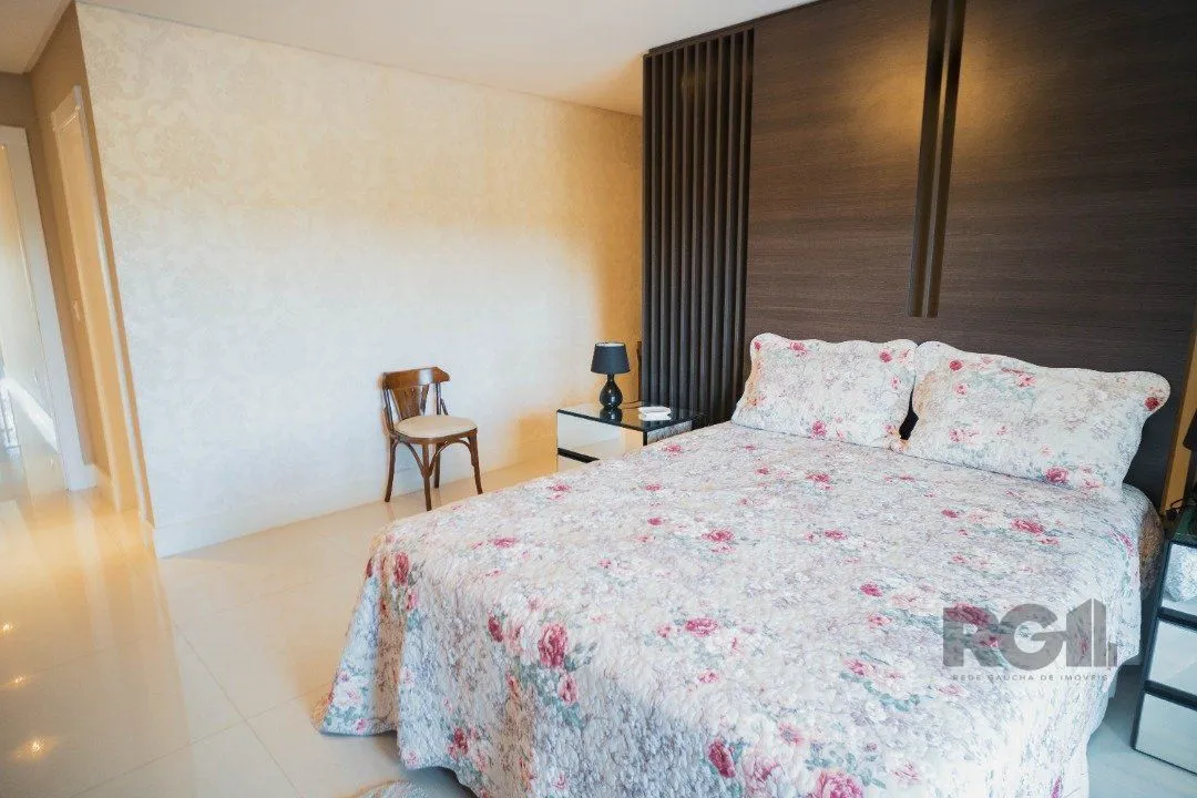 Imagem Oportunidade Única! Casa em Condomínio à Beira do Lago com 4 Suítes, sendo uma Térrea e uma Suíte Master Espetacular!