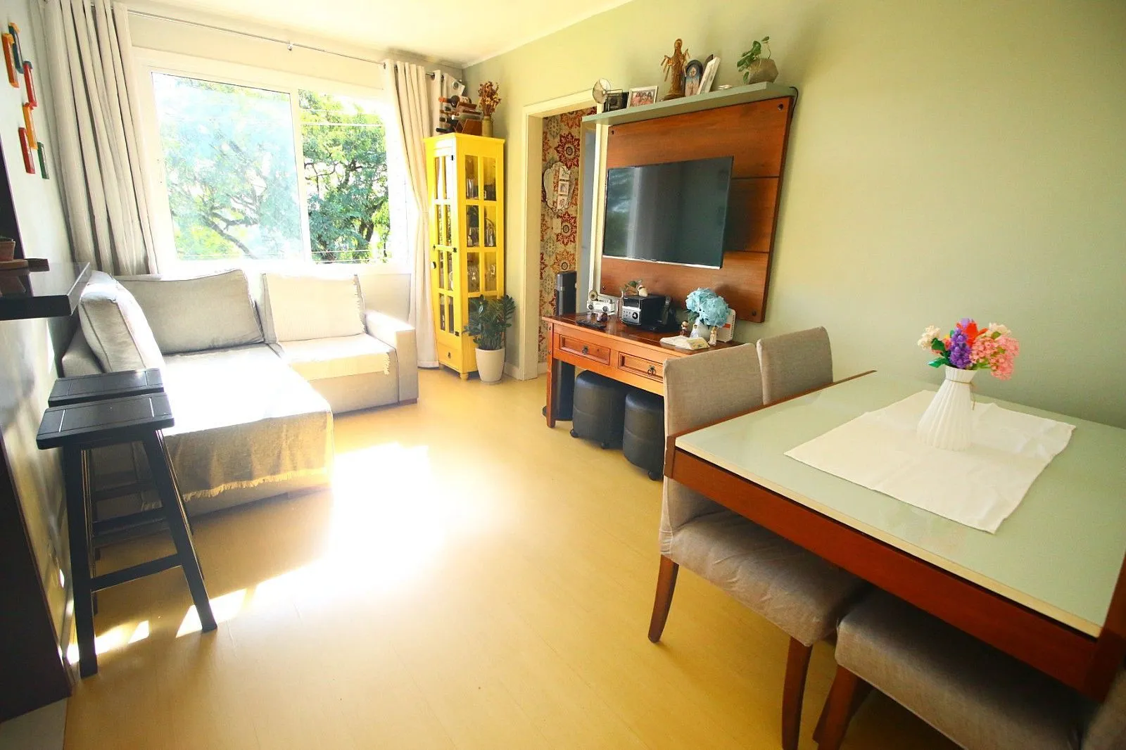 Imagem Apartamento Semi Mobiliado com Vista para Praça na Medianeira - 2 Dormitórios e Excelente Localização!