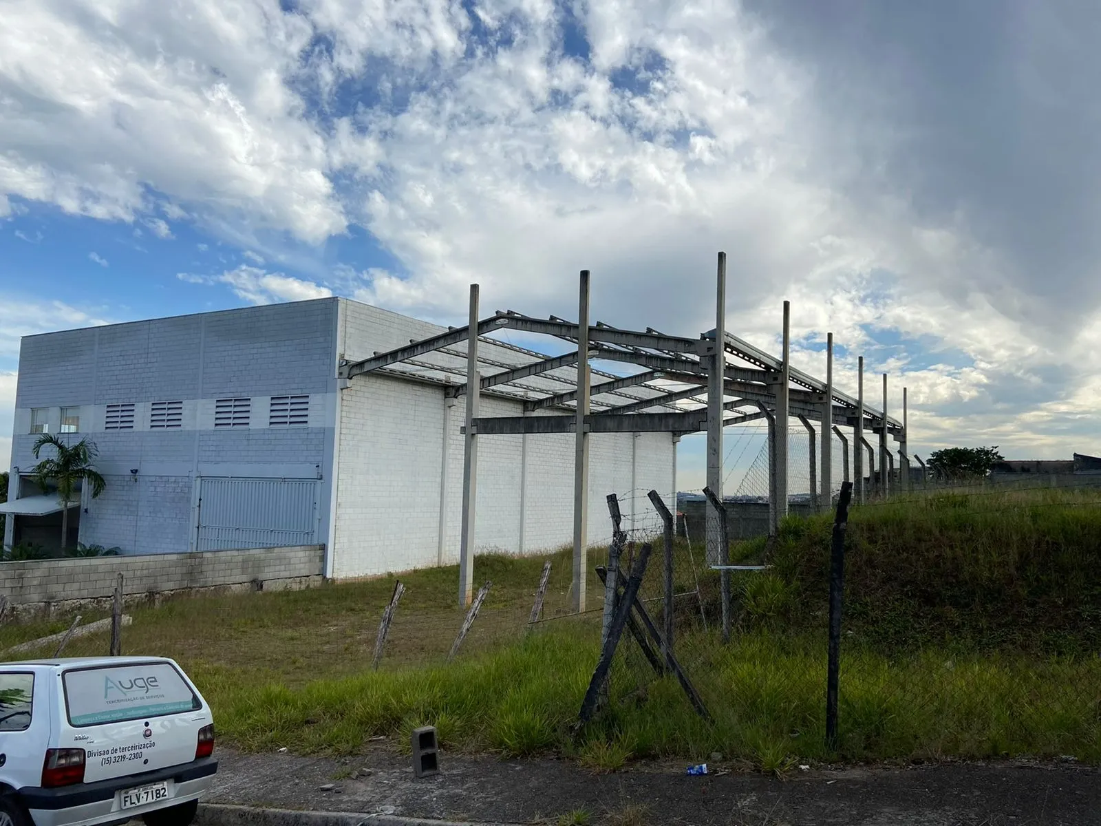 Imagem Vendo Terreno de 835 m2 com Pré moldado para barracão de 420m2 e 7m de pé direito.