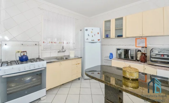 Imagem Sobrado 03 quartos c/suíte, ático, espaço nos fundos, no Tingui em Curitiba PR