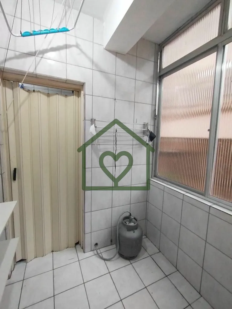Imagem Apartamento de 80m², três dormitórios, banheiro social, living, cozinha, área de serviço, préd...