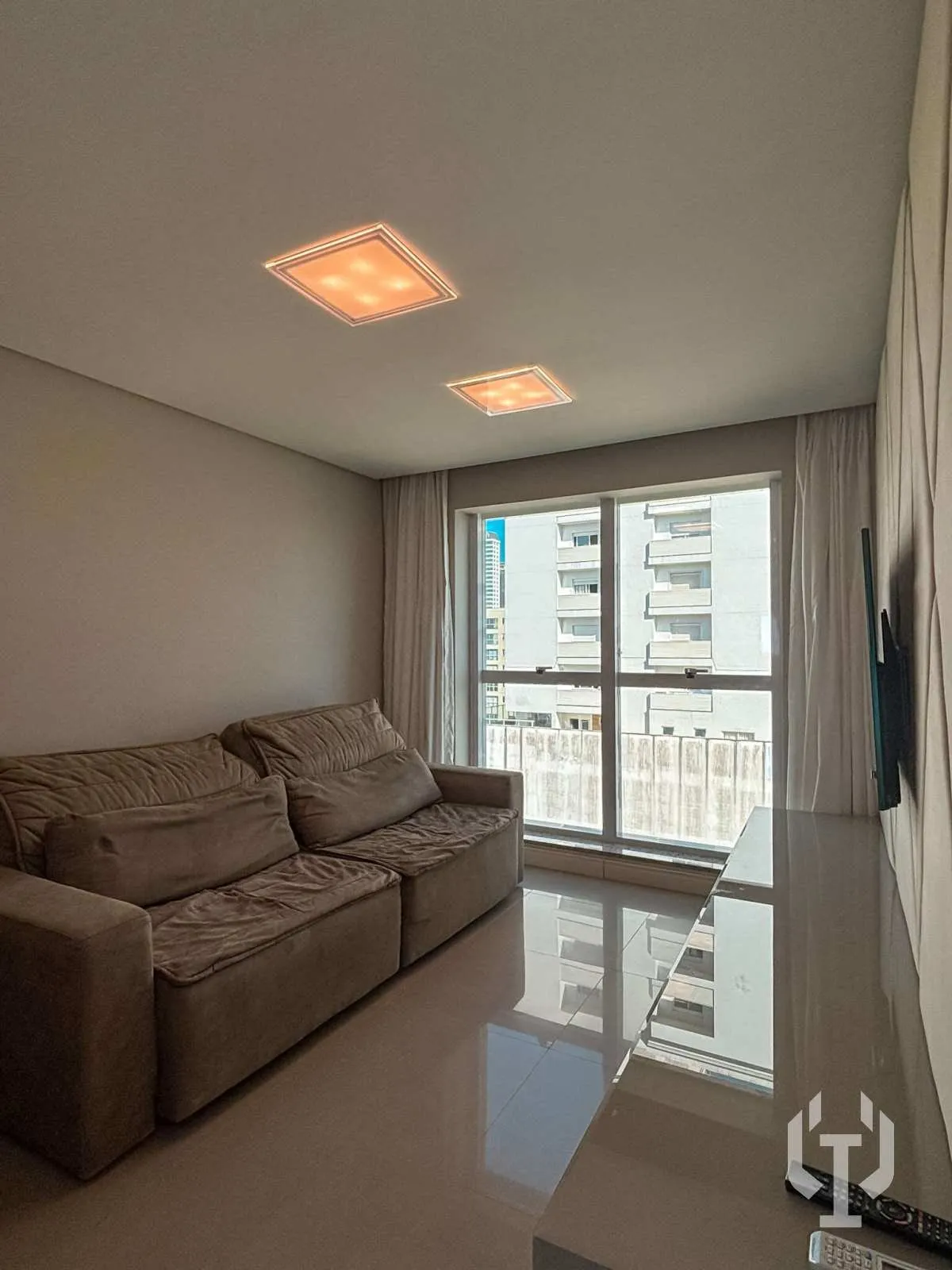 Imagem Apartamento de 2 suítes e 2 vagas de garagem em Meia Praia