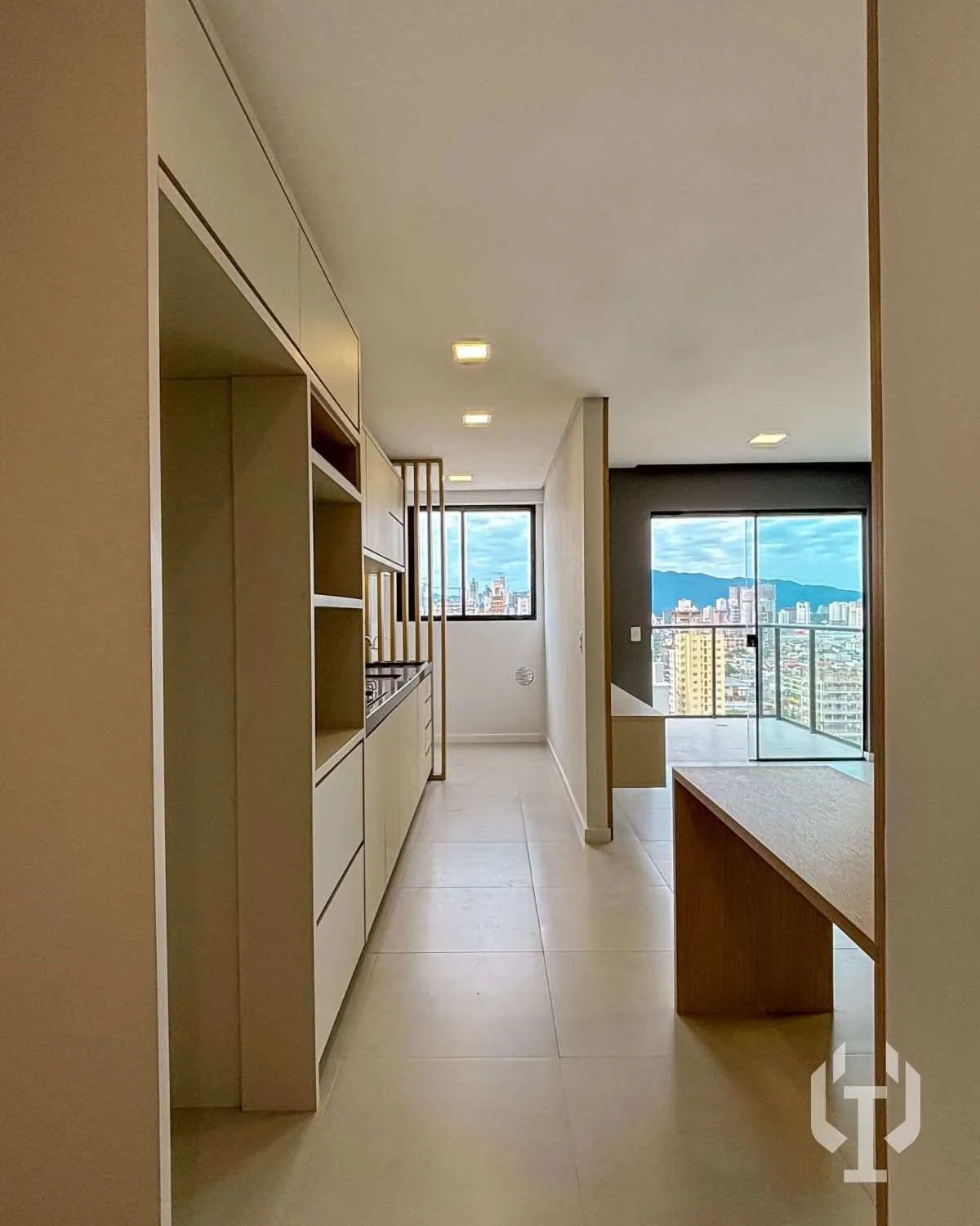Foto do imóvel Apartamento semimobiliado com 2 suítes em Itapema