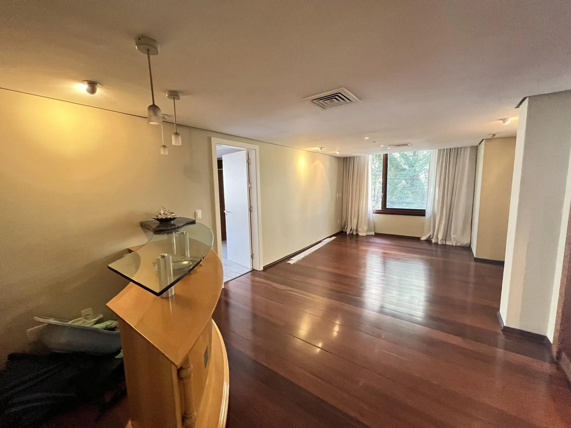 Imagem Apartamento de 4 quartos, suíte, amplo closet, dependência e 2 vagas de garagem