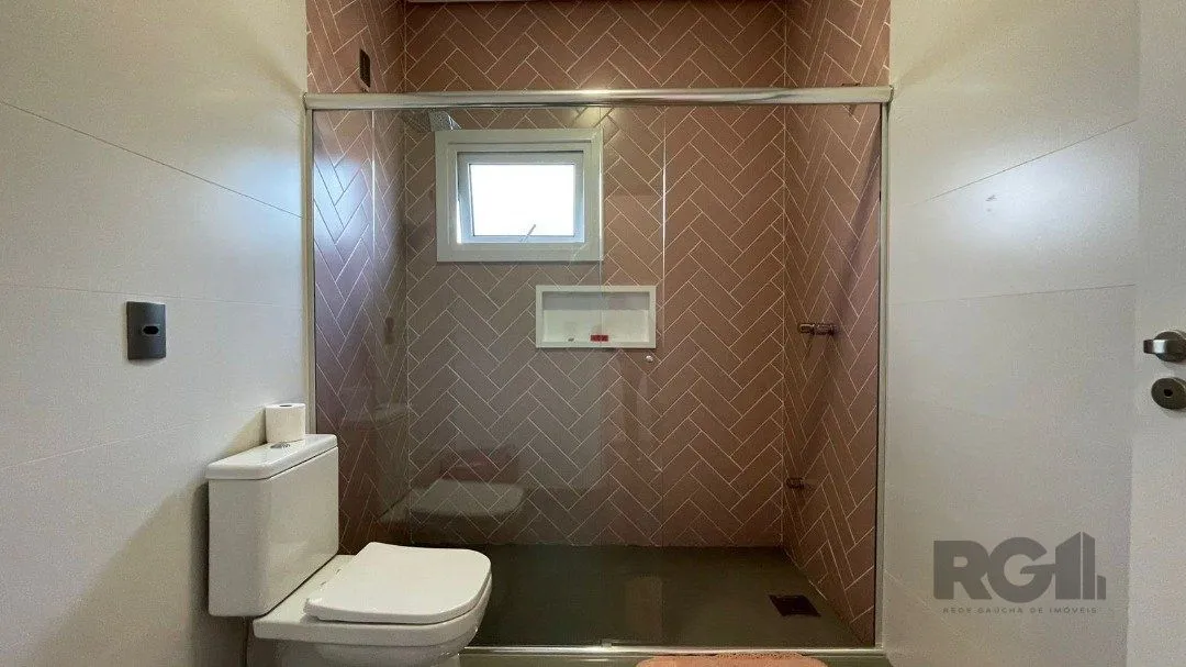 Imagem Linda Casa Ampla com 3 Suítes Construída Recentemente em Condomínio no Bairro Nobre de Gramado