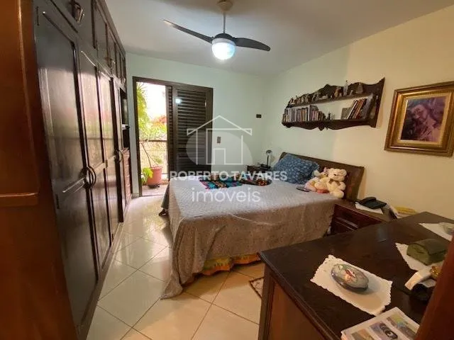 Imagem Amplo apartamento 165M² à venda com 4 dormitórios, sendo 2 suítes, living para 3 ambientes, cozinha com armários embutidos e área de serviço com quarto e banheiro. Conta com 2 vagas de garagem.