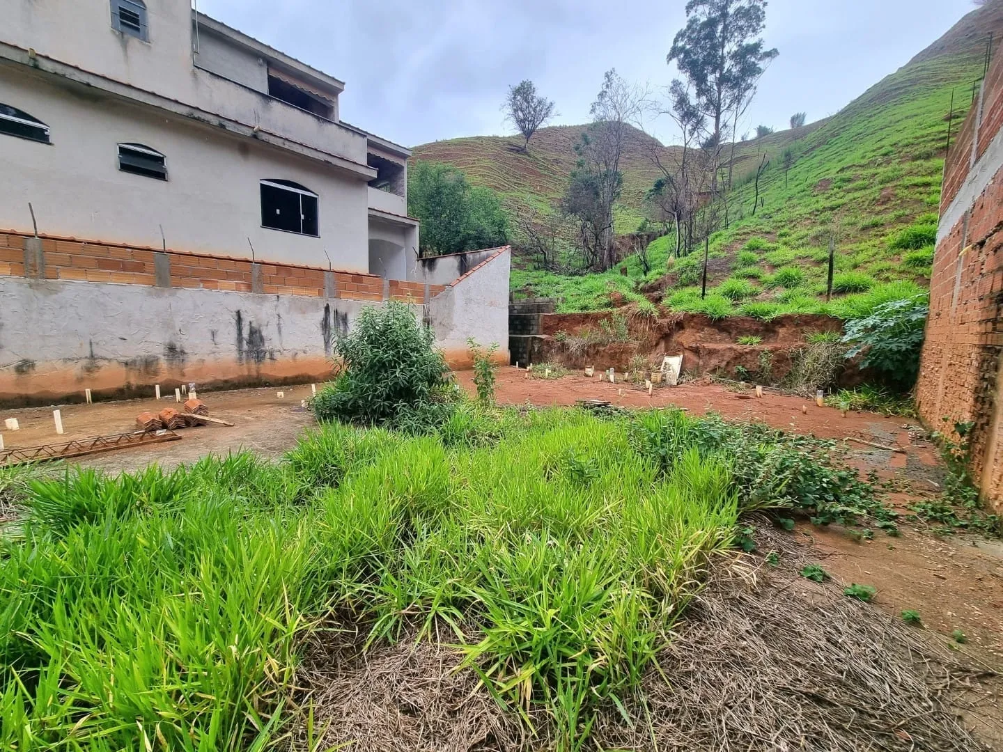 Imagem Terreno de 250m² à venda em Aparecida com projeto aprovado para 16 lofts modernos, ideal para uso residencial ou comercial, com vista incrível para a