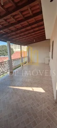 Imagem Espaçosa casa três dormitorios com edicula completa nos fundos