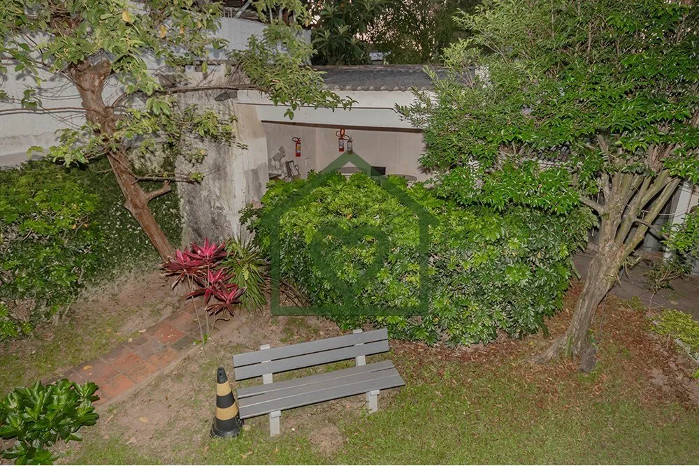 Imagem Descubra a oportunidade de residir em um magnífico apartamento reformado em Porto Alegre, situado n...