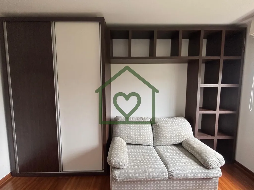 Imagem Vendo Apartamento reformado e semi mobiliado com três dormitórios, sendo um suíte, 800 metros do ...