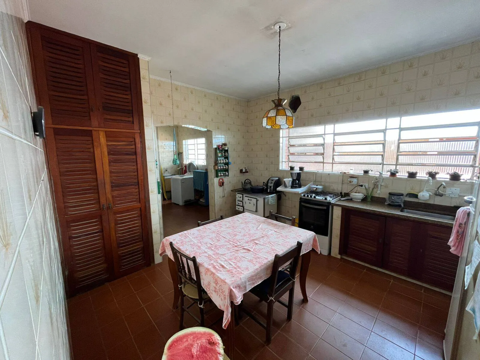 Imagem Chácara Com Casa Principal, Edícula e Galpão Industrial no mesmo Terreno.