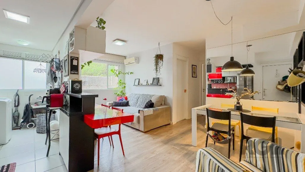 Imagem Apartamento a venda no bairro Passo da Areia com dois dormitórios.