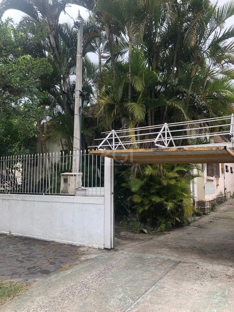 Imagem Casa/terreno medindo 200m² de privativo, 550m² totais no bairro Partenon, 9 vag