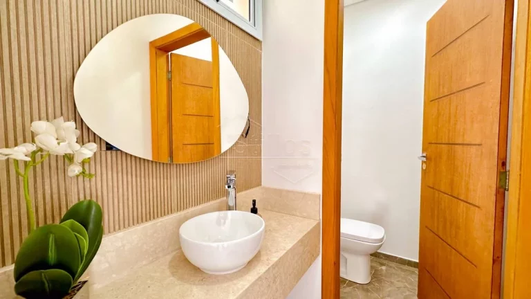 Imagem Residência com Arquitetura Imponente e Vista Permanente