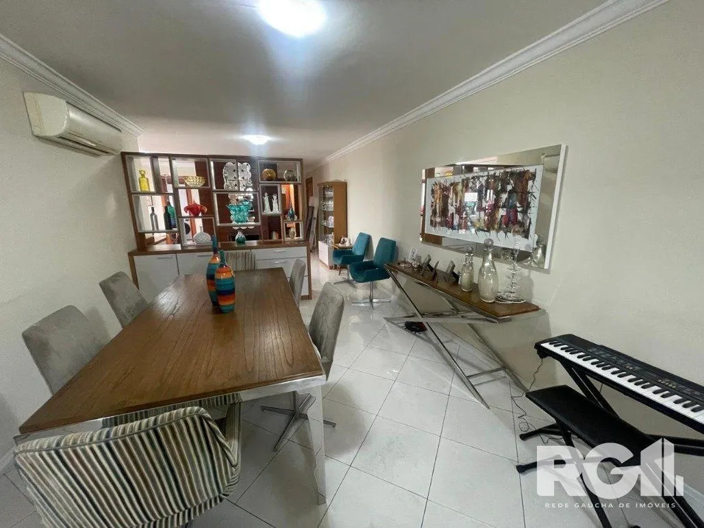 Imagem Apartamento com 3 dormitórios, 1 suíte, lavabo, 2 vagas cobertas, semimobiliado, churrasqueira e lareira.