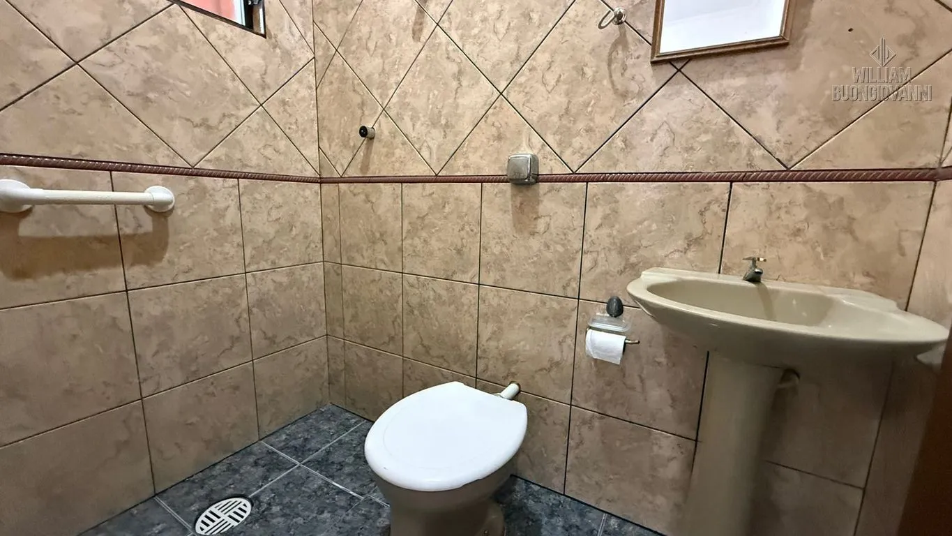 Imagem Casa c/ Suíte, 2 Vagas e Excelente Localização na Ocian