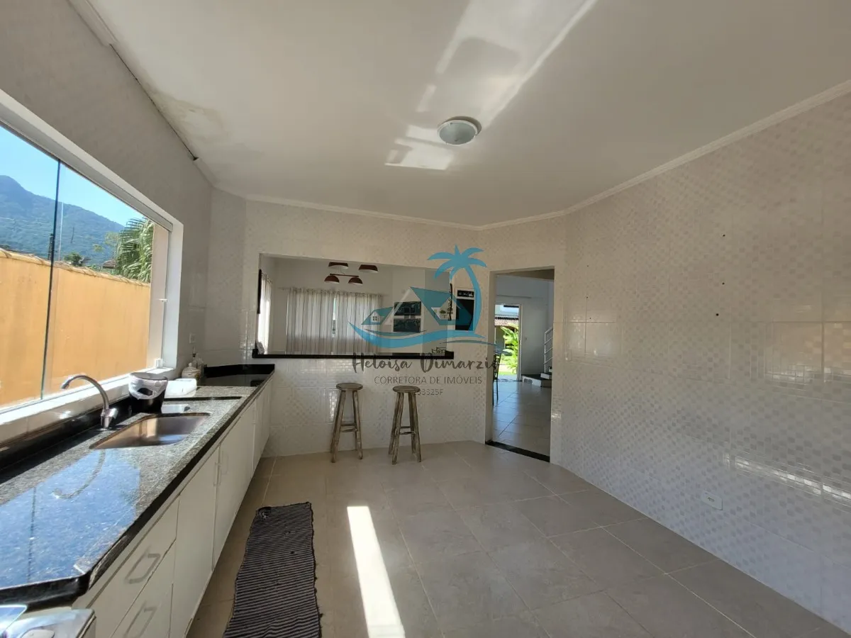 Imagem Belíssima casa com 3 dormitórios a venda em condomínio fechado em Ubatuba.
